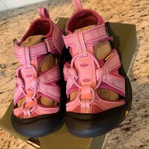 Keen girl NWT shoes 💕